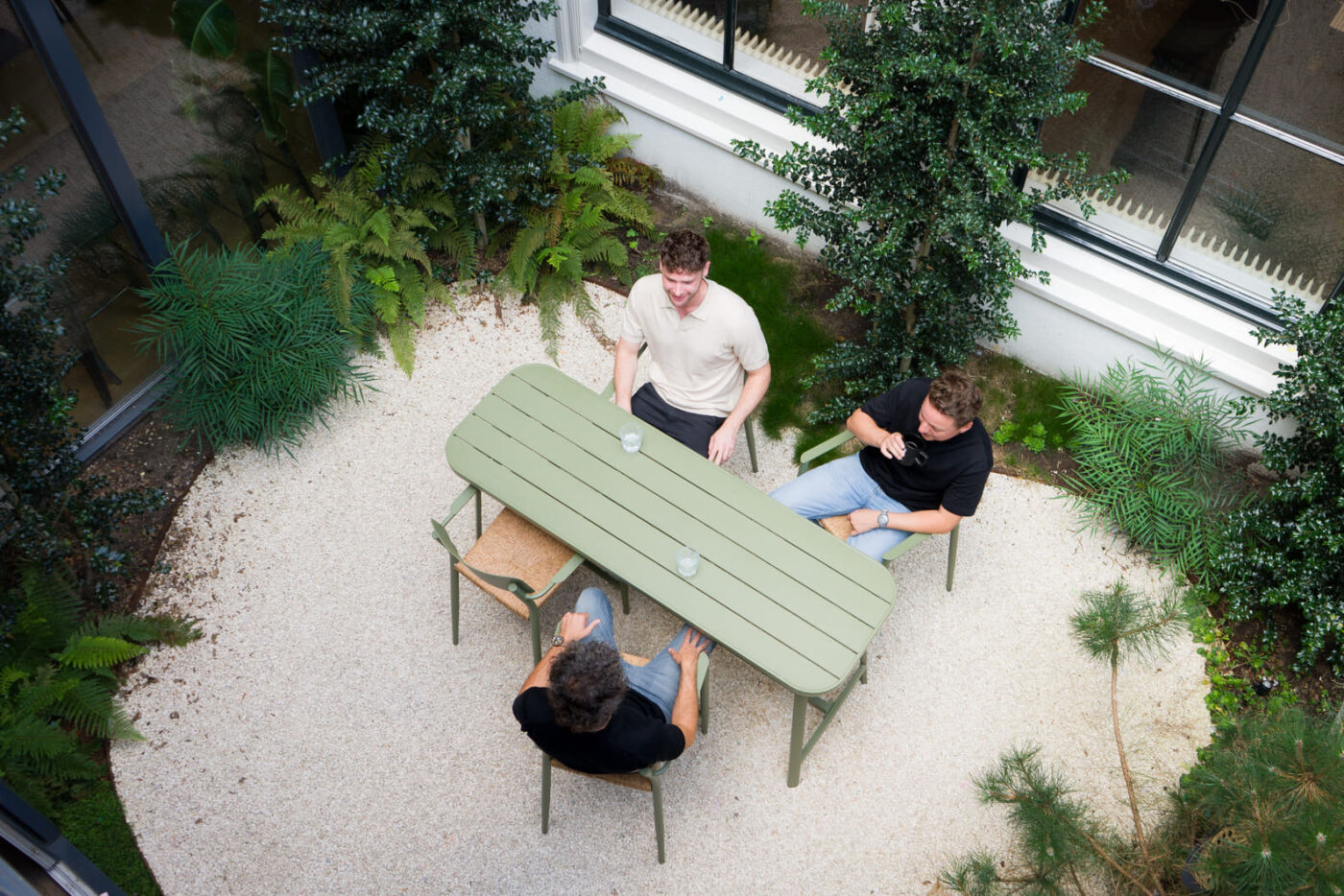 collega's houden pauze aan picknicktafel in binnentuin