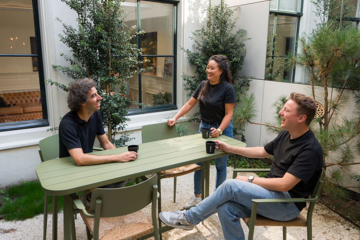 collega's overleggen aan tafel