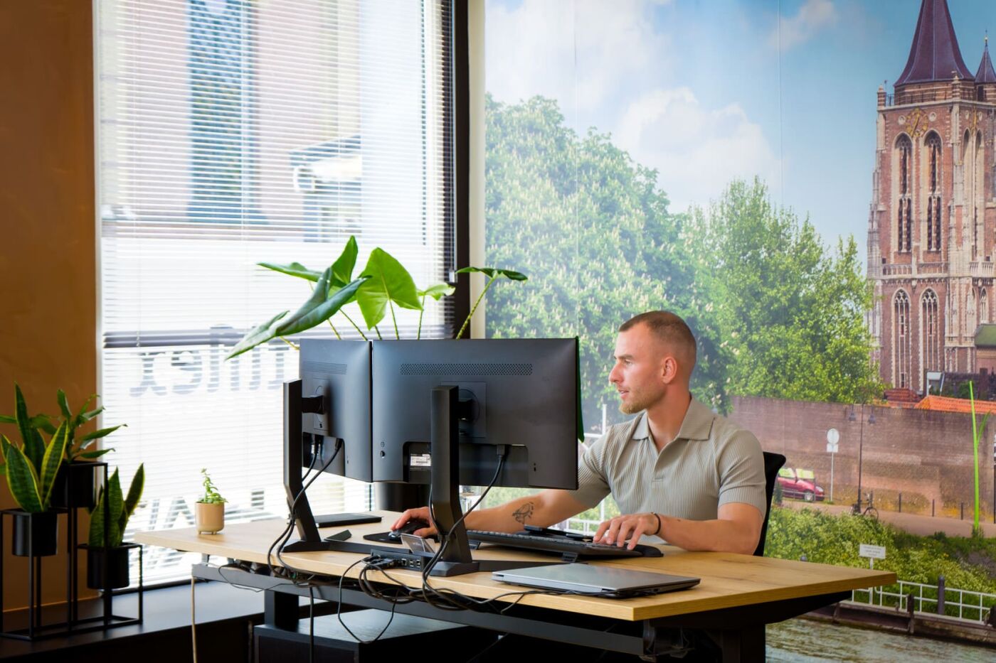 collega aan het bureau