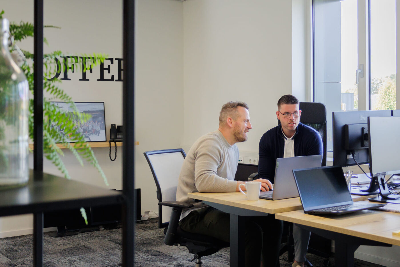 Collega's in overleg aan bureau