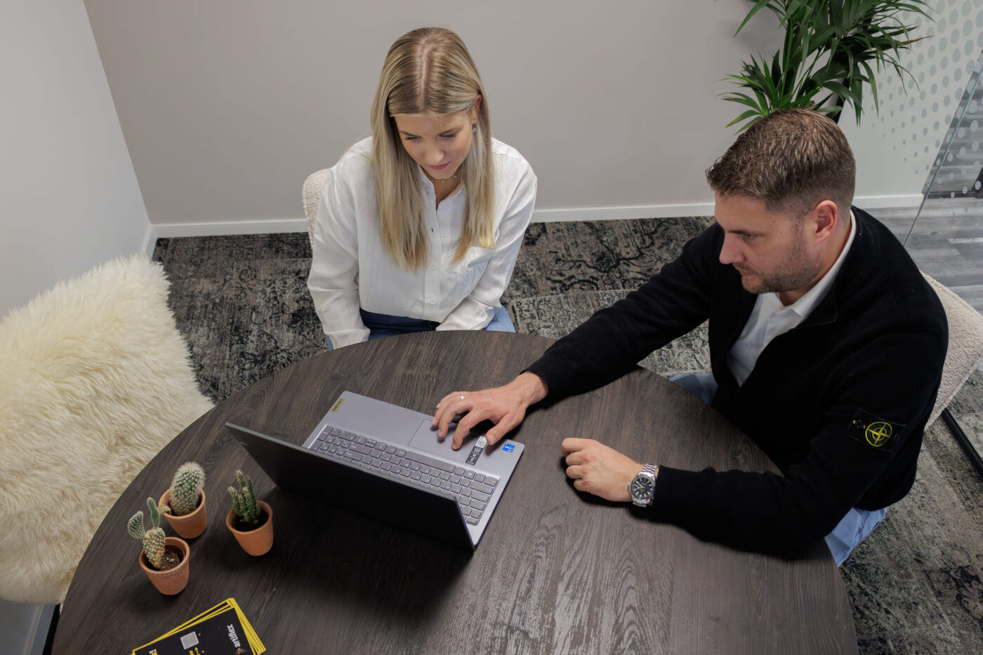 medewerkers uitzendbureau in overleg