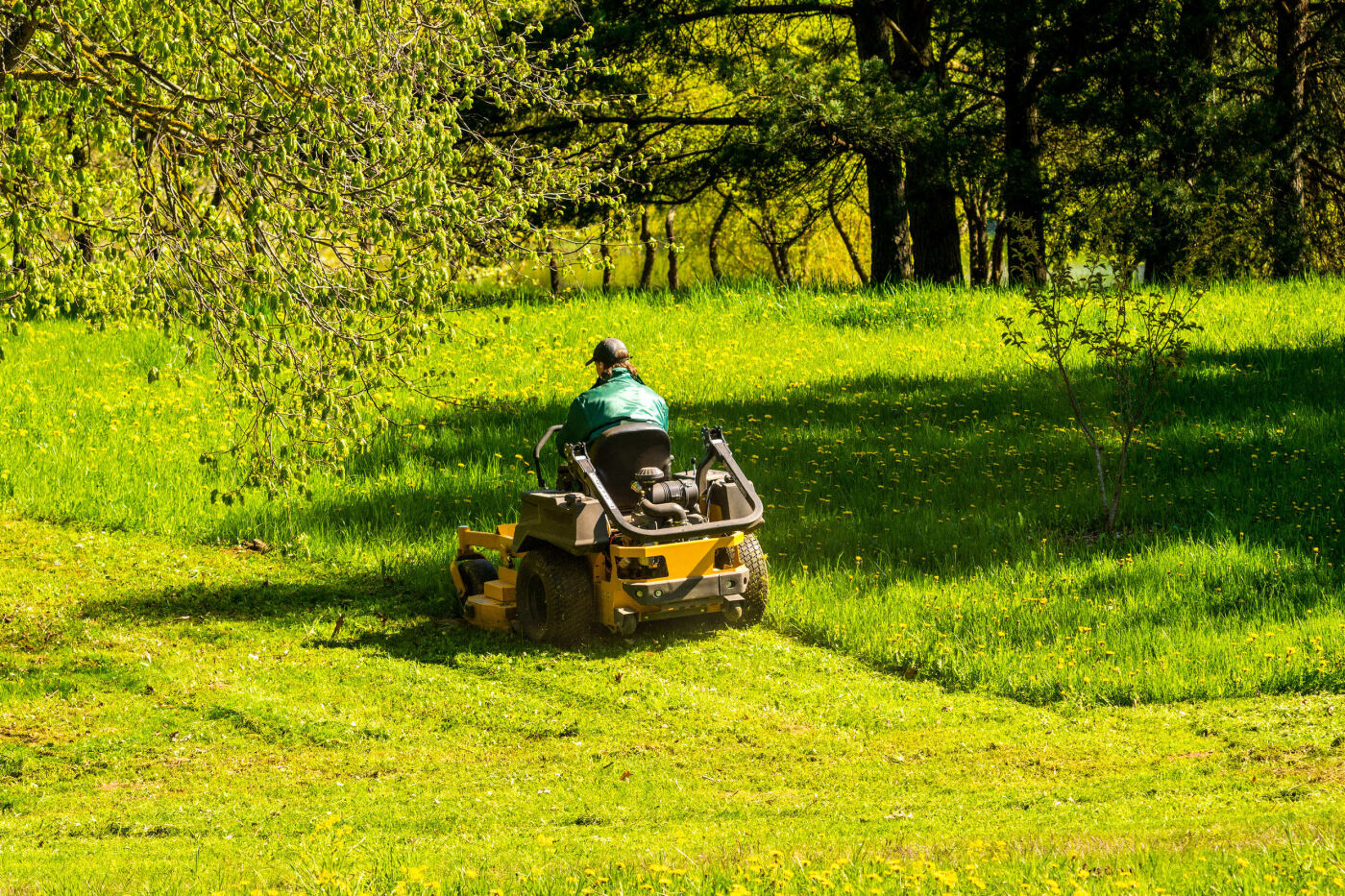 maaimachinist-maait-buiten-het-gras
