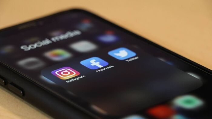 instagram, facebook en twitter op een telefoonscherm